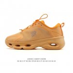 Loewe 罗意威 X On 昂跑全新合作系列运动鞋 时尚老爹鞋，品牌与瑞士高性能运动品牌On携手打造的此系列作品专为城市与户外生活而设，充分彰显蕴含可持续理念