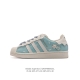 公司级 阿迪达斯 Adidas Superstar 三叶草经典贝壳头系列 新款休闲板鞋潮流女士运动鞋 。鞋面柔软皮革材质 标志性的贝壳鞋头，锯齿三条纹，简约的线