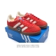 阿迪达斯 Adidas Originals Gazelle Indoor复古三叶草防滑透明橡胶板鞋经典运动鞋。这款经典鞋,忠于原版设计,缀撞色三条纹和鞋跟饰片。