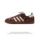 特价 阿迪达斯 德训鞋 经典复古低帮休闲运动慢跑鞋wales Bonner X Adidas 2024 全新秋冬系列联名鞋款 经典运动板鞋。该鞋超大鞋舌采用皮革