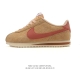 Nike Classic Cortez Nylon 耐克阿甘鞋男女子运动鞋。秉承元年款经典风格，糅合防水鞋面设计，令双足保持干爽舒适。防水锦纶鞋面强势抵御风雨侵