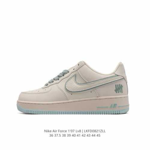 耐克 Nike Air Force 1 '07 Low 空军一号含气垫 低帮百搭厚底增高休闲运动板鞋。柔软、弹性十足的缓震性能和出色的中底设计，横跨复古与现代的