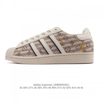 Adidas 阿迪达斯 三叶草 Forum Low 男女运动板鞋。英文的“Forum”，是进行表达的场所，在这里，可以释放自己的热情，阐述自己的观点。1984年