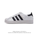 真标 阿迪达斯 ADIDAS SUPERSTAR 三叶草经典贝壳头系列 新款休闲板鞋潮流男女士运动鞋 。鞋面柔软皮革材质 标志性的贝壳鞋头，锯齿三条纹，简约的线