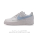 耐克 Nike Air Force 1 '07 Low 空军一号含气垫 低帮百搭厚底增高休闲运动板鞋。柔软、弹性十足的缓震性能和出色的中底设计，横跨复古与现代的