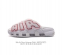 耐克 Nike Air More Uptempo Slide皮蓬拖鞋 休闲沙滩鞋 家居拖鞋 以流行于街头的涂鸦文化为设计灵感，整体的设计风格夸张而充满魅力，厚实