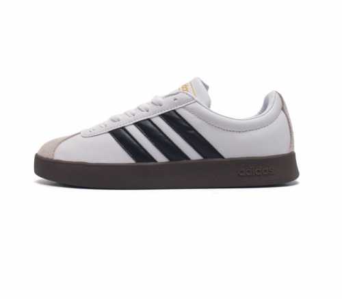 Adidas T头鞋 阿迪达斯 Vl Court Shoes 运动休闲板鞋小白鞋 这款t形鞋头运动鞋,力求无论球场或街头,皆显耀眼出众 采用绒面革和牛皮革鞋面,