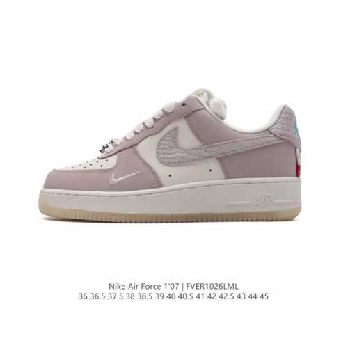 特价 耐克 Nike Air Force 1 '07 Low 空军一号含气垫 低帮百搭厚底增高休闲运动板鞋。柔软、弹性十足的缓震性能和出色的中底设计，横跨复古与