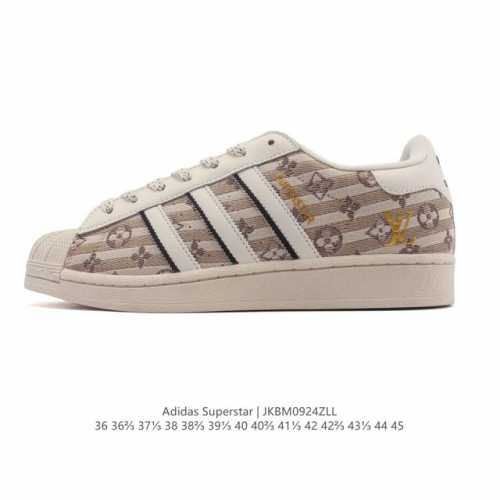 Adidas 阿迪达斯 三叶草 Forum Low 男女运动板鞋。英文的“Forum”，是进行表达的场所，在这里，可以释放自己的热情，阐述自己的观点。1984年