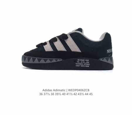 阿迪达斯 Adidas Adimatic 马蒂奇系列低帮复古鲨鱼面包鞋运动休闲滑板板鞋。整个鞋面由牛皮革制成，搭配品牌标志性大尺寸三条纹 Logo，超宽鞋带作为 - 点击图像关闭