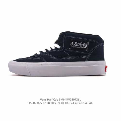 公司级Vans 万斯 Half Cab 秋冬中帮硫化休闲板鞋 经典复古男女鞋情侣鞋硫化运动鞋。 此次以Half Cab 为基准，设计师大面积采用高端全翻毛皮打造