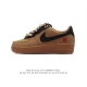 耐克 Nike Air Force 1 '07 Low 空军一号含气垫 低帮百搭厚底增高休闲运动板鞋。柔软、弹性十足的缓震性能和出色的中底设计，横跨复古与现代的