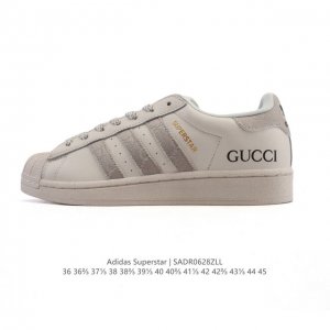 阿迪达斯 Adidas Superstar 2025年新款鞋子 蛇年新款经典贝壳头系列 新款休闲板鞋潮流男女士运动鞋 。鞋面柔软皮革拼接材质 标志性的贝壳鞋头，