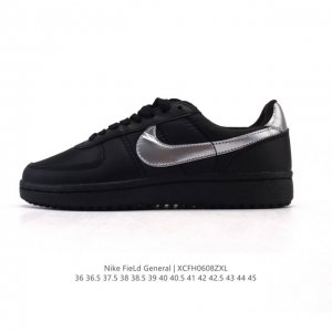耐克烽火Nike Field General 82 Sp 低帮复古篮球鞋 这款专为烤架战士设计的运动鞋采用 1982 年经典的白 红 黑配色，采用皮革和弹道尼龙