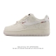 耐克 Nike Air Force 1 '07 Low 空军一号含气垫 低帮百搭厚底增高休闲运动板鞋。柔软、弹性十足的缓震性能和出色的中底设计，横跨复古与现代的