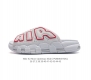 耐克 Nike Air More Uptempo Slide皮蓬拖鞋 休闲沙滩鞋 家居拖鞋 以流行于街头的涂鸦文化为设计灵感 整体的设计风格夸张而充满魅力 厚实
