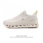 Loewe 罗意威 X On 昂跑全新合作系列运动鞋 时尚老爹鞋，品牌与瑞士高性能运动品牌On携手打造的此系列作品专为城市与户外生活而设，充分彰显蕴含可持续理念