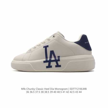 Mlb Chunky Classic 大印花板鞋 休闲时尚厚底增高休闲运动鞋 潮流百搭一脚蹬运动鞋男女轻便胶鞋。这双鞋子韩范十足,很适合初夏穿搭,白色厚底鞋搭配 - 点击图像关闭