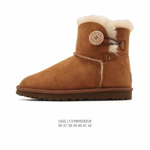 Ugg 雪地靴 女鞋广东原产，采用Tpu模压鞋面内嵌羚羊棕羊毛，鞋面具有防水功能，选用7毫米Uggpure 植入式羊毛里衬与可拆卸的Uggpure 植入式羊毛鞋