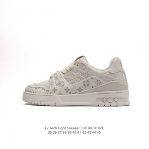 路易威登 Louis Vuitton LV路易威登板鞋 浮雕印花 时尚运动鞋 潮厚底增高鞋 。舒适防滑底和百搭性霸屏整个时尚娱乐圈，细节调整完美主义！鞋面采用柔