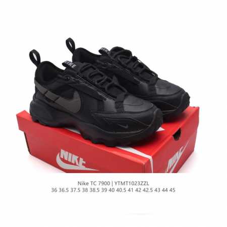 耐克Nike TC 7900 运动鞋 新款老爹鞋，织带与对勾交错穿插，以及它的走线和收口，看起来都非常的有设计感，很高级。 对勾是有反光效果的 鞋底用了厚实的泡 - 点击图像关闭