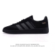 公司级 阿迪达斯 Adidas Handball Spezial 低帮三叶草学院风复古休闲板鞋 德训鞋 橡胶底柔软皮革经典运动鞋板鞋。圆头、缝合拼接设计、正面绑