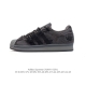 阿迪达斯 Adidas Superstar 三叶草经典贝壳头系列 新款休闲板鞋潮流男女士运动鞋 。鞋面柔软皮革材质 标志性的贝壳鞋头，锯齿三条纹，简约的线条。就