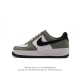 耐克 Nike Air Force 1 '07 Low 空军一号含气垫 低帮百搭厚底增高休闲运动板鞋。柔软、弹性十足的缓震性能和出色的中底设计，横跨复古与现代的