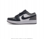 耐克 乔丹air Jordan 1 Low Aj1 乔1 乔丹1代aj1 低帮复古文化休闲运动篮球鞋 从1985 年面世的元年款汲取设计灵感 采用简洁大方的经典