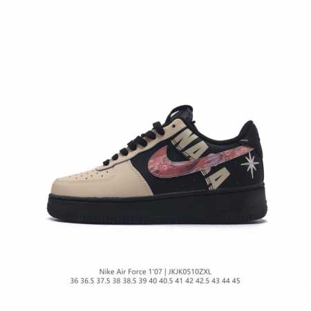 耐克 Nike Air Force 1 '07 Low 空军一号含气垫 低帮百搭厚底增高休闲运动板鞋。柔软、弹性十足的缓震性能和出色的中底设计，横跨复古与现代的 - 点击图像关闭