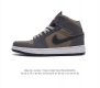 耐克 男女鞋 Nike Air Jordan 1 Retro High Og 乔丹一代aj1 乔1 Aj1 篮球鞋复刻运动鞋 皮面高帮板鞋的设计灵感源自运动夹克