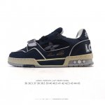 公司级 耐克 Nike Sb Dunk Low Pro 运动鞋复古板鞋 路易威登联名。采用柔软皮革织物拼接鞋面，经久耐穿，塑就如元年款 Dunk 般的复古质感。