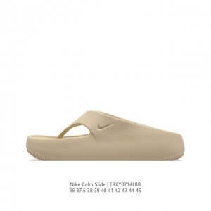 耐克 Nike Calm Slide 经典运动拖鞋时尚厚底增高男女人字拖鞋 沙滩鞋，拖鞋的外观十分吸引人，融合了舒适与时尚的元素，延续了简约独特的美学风尚，一体