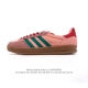 公司级 阿迪达斯 Adidas Originals Gazelle Indoor复古三叶草防滑透明橡胶板鞋经典运动鞋。这款经典鞋,忠于原版设计,缀撞色三条纹和鞋
