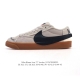 耐克 Nike Blazer Low '77 Jumbo 运动鞋 抓地板鞋 革新重塑经典街头人气鞋款 采用人气传统外观 巧搭大号耐克勾勾设计和宽大鞋带 柔软泡绵