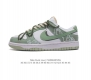耐克 Nike Dunk Low Retro 运动鞋复古解构绑带板鞋 双鞋带。作为 80 年代经典篮球鞋款，起初专为硬木球场打造，后来成为席卷街头的时尚标杆，现