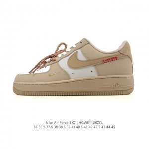 耐克 Nike Air Force 1 '07 Low 空军一号含气垫 低帮百搭厚底增高休闲运动板鞋。柔软、弹性十足的缓震性能和出色的中底设计，横跨复古与现代的