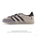 公司级 阿迪达斯 Adidas Originals Gazelle Indoor复古三叶草防滑透明橡胶板鞋经典运动鞋 这款经典鞋,忠于原版设计,缀撞色三条纹和鞋