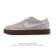 耐克板鞋 生胶米白 复古板鞋J.Crew X Nike 联名 Killshot Ii Leather 男女休闲复古运动鞋。采用米白色皮革制作鞋身，大号Swoos