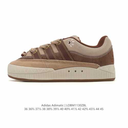 阿迪达斯 Adidas Adimatic 马蒂奇系列男女鞋 低帮复古鲨鱼面包鞋运动休闲滑板板鞋。整个鞋面由牛皮革制成，搭配品牌标志性大尺寸三条纹 Logo，超宽