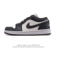真标 耐克 乔丹Air Jordan 1 Low Aj1 乔1 乔丹1代Aj1 低帮复古文化休闲运动篮球鞋。从1985 年面世的元年款汲取设计灵感，采用简洁大方