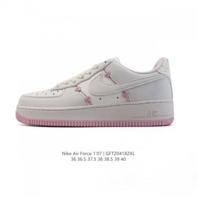 耐克 Nike Air Force 7 Low 空军一号含气垫 小白鞋 低帮百搭厚底增高休闲运动板鞋。柔软、弹性十足的缓震性能和出色的中底设计，横跨复古与现代的