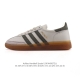 公司级 阿迪达斯 Adidas Handball Spezial 低帮三叶草学院风复古休闲板鞋 德训鞋 橡胶底柔软皮革经典运动鞋板鞋。圆头、缝合拼接设计、正面绑