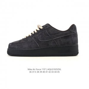 耐克 Nike Air Force 1 '07 Low 空军一号含气垫 低帮百搭厚底增高休闲运动板鞋。柔软、弹性十足的缓震性能和出色的中底设计，横跨复古与现代的