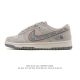 耐克 Nike Dunk Low Retro 运动鞋复古板鞋，作为 80 年代经典篮球鞋款，起初专为硬木球场打造，后来成为席卷街头的时尚标杆，现以经典细节和复古