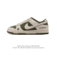 公司级 耐克 Nike Dunk Low Retro 运动鞋复古板鞋。作为 80 年代经典篮球鞋款，起初专为硬木球场打造，后来成为席卷街头的时尚标杆，现以经典细