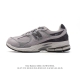 公司级 新百伦 New Balance 2R 跑鞋 男女运动鞋厚底老爹鞋。沿袭了面世之初的经典科技，以 Encap 中底配以升级版 N-Ergy 缓震物料。鞋面