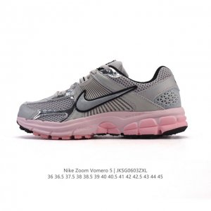 真标 耐克 Nike 耐克夏季 Zoom Vomero 5 运动鞋休闲训练跑步鞋。Nike Zoom Vomero 5 男女子运动鞋妥帖包覆足部，提供透气支撑效