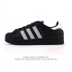 真标 阿迪达斯 Adidas Superstar 2025年新款鞋子 蛇年新款经典贝壳头系列 新款休闲板鞋潮流男女士运动鞋。鞋面柔软皮革拼接材质 标志性的贝壳鞋