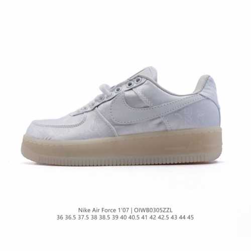 耐克 空军一号 Af1厚底增高运动板鞋 经典低帮百搭休闲运动板鞋“丝绸”以丝绸面料包覆鞋面，于其中注入中国风纹路和刺绣设计，最后搭载橡胶大底增添细节和耐用度。柔